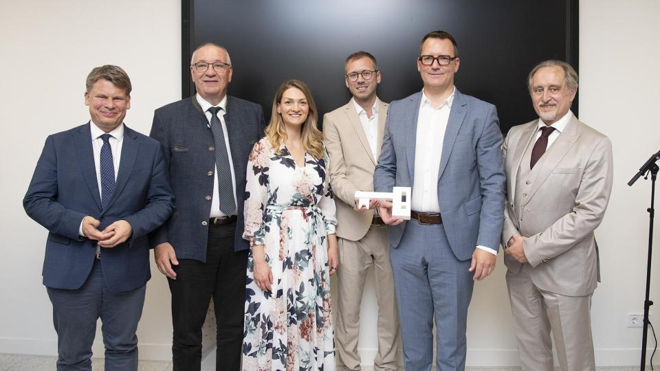 Feierten die Eröffnung der neuen Klinik für Kinder- und Jugendpsychiatrie in Weiden: rechtes Bild von links Weidens Oberbürgermeister Dr. Benjamin Zeitler, Bezirkstagspräsident Franz Löffler, Bayerische Staatsministerin Judith Gerlach, Chefarzt David Aue, Ärztlicher Direktor Dr. Christian Rexroth und medbo Vorstand Prof. Dr. Thomas Baghai. Bild: Katharina Tenberge-Holzer