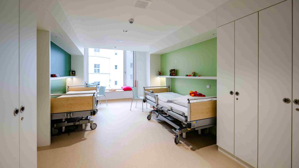 Blick in ein Patientenzimmer der neuen Kinder- und Jugendpsychiatrie in Weiden . Bild: Frank Hübler