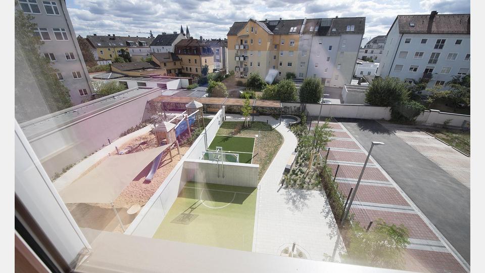 Blick aus Patientenzimmer auf die Außenanlagen der neuen Kinder- und Jugendpsychiatrie. Bild: Katharina Tenberge-Holzer