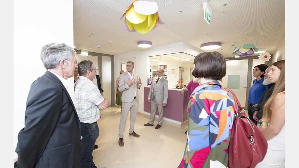Chefarzt David Aue (im hellen Anzug) informiert die Gäste bei der offiziellen Eröffnung der Klinik. Bild: Katharina Tenberge-Holzer