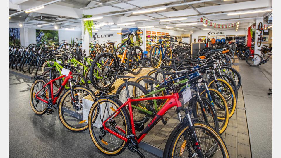 Multicycle (hier zum Beispiel der Standort Schwandorf) macht es durch verschiedene Leasing- und Finanzierungsmodelle möglich, dein neues Bike direkt zu fahren und die Kosten bequem über monatliche Raten zu verteilen. Bild: Multicycle