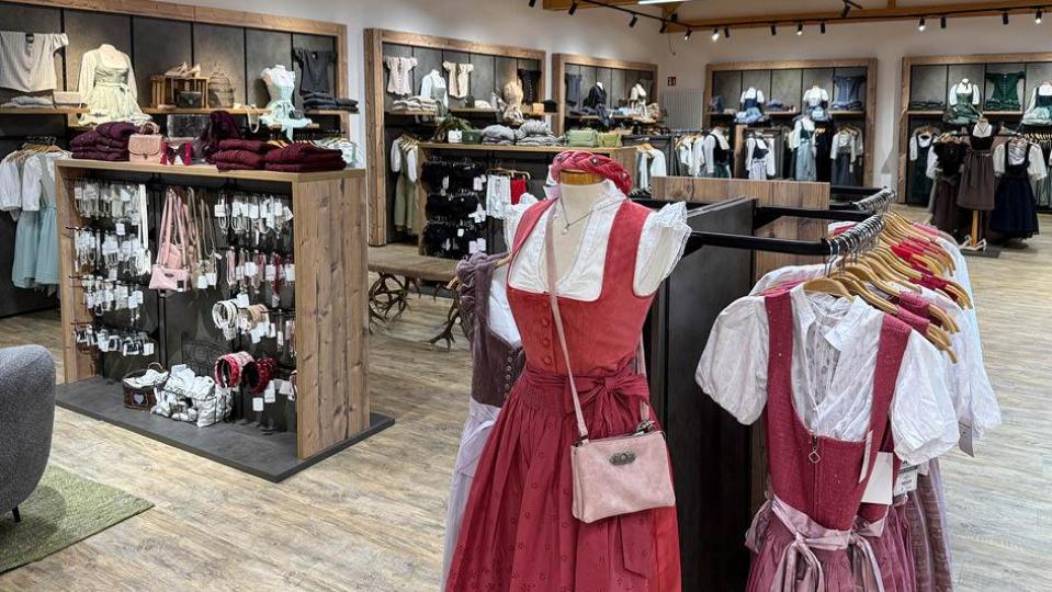 Der Trachtenhof Nübler mit Stammsitz in Immenstetten bei Amberg hat sich weit über die Region hinaus einen hervorragenden Ruf erarbeitet und gilt heute für viele als erste Adresse für Dirndl, Lederhosen und stilvolle Trachtenmode für die ganze Familie. Bild: Petra Hartl