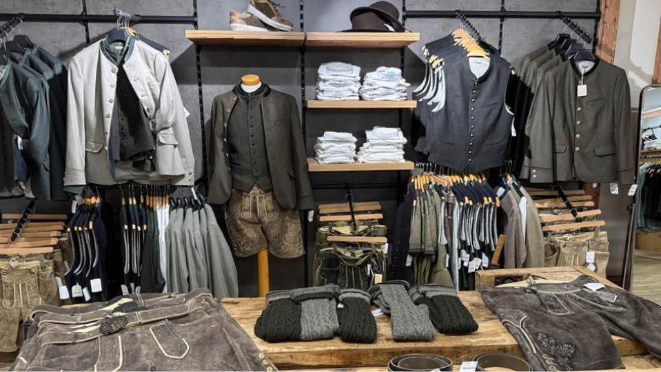 Aus einem regional verwurzelten Unternehmen ist eine bekannte Marke geworden. Mit zwölf Filialen und Outlets in Bayern sowie einem erfolgreichen Online-Shop erreicht der Trachtenhof Nübler heute Kundinnen und Kunden weit über die Grenzen der Oberpfalz hinaus. Bild: Petra Hartl