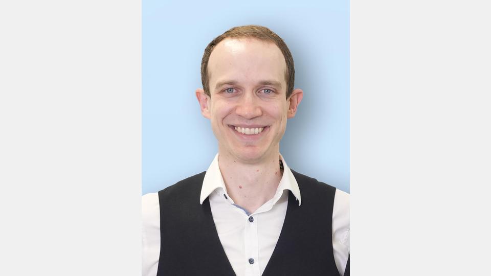 <strong>Prof. Dr. med. habil Christian Schmidkonz (MHBA & Sportmediziner)</strong>*: Unternehmen investieren heute Millionen in Technik und Digitalisierung. Die wichtigste Investition bleibt jedoch der Mensch. Wer Gesundheit und Prävention fördert, steigert Motivation, Leistungsfähigkeit und Arbeitgeberattraktivität. Bild: ZLS