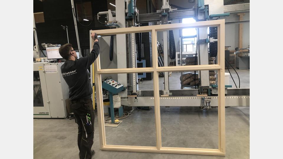 Das Fenster nimmt Gestalt an. Dabei wird noch immer viel Handarbeit verlangt. Bild: Werner Robl
