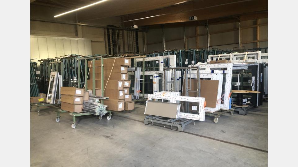 Die Fertigprodukte warten auf den Abtransport beziehungsweise auf den späteren Einbau. Bild: Werner Robl