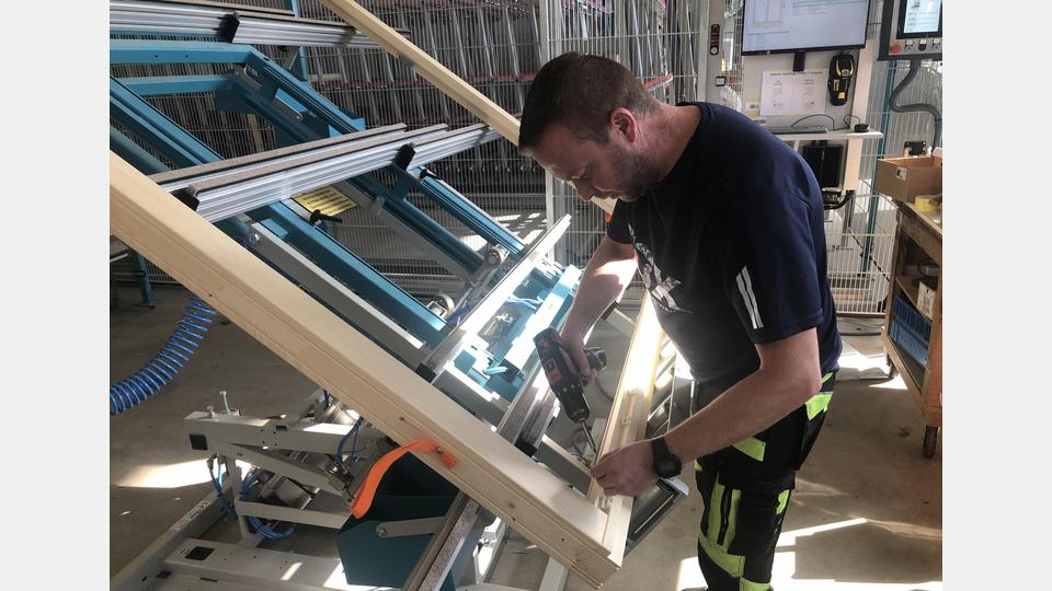 Auf die Handwerker kann Distner Türen & Fenster auch heute noch nicht verzichten. Bild: Werner Robl