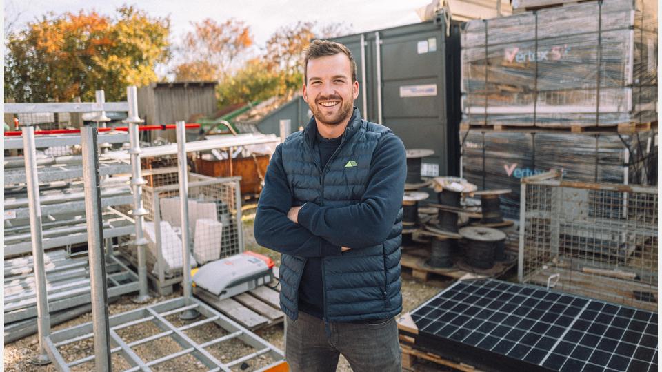 Geschäftsführer Jonas Schlosser realisiert mit seinem Team maßgeschneiderte Lösungen, mit denen die Energiekosten seiner Kunden langfristig sinken. Bild: exb