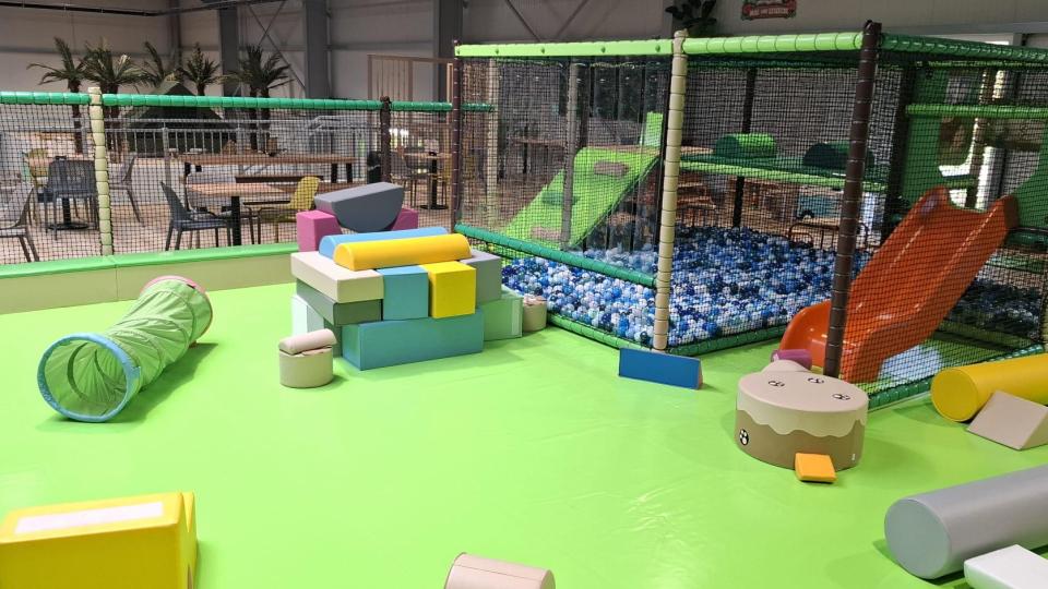 Auch für die Kleinsten 🧸
Sicherer Spielspaß für jedes Alter! 💚
In unserem separaten U3-Bereich können die Kleinsten in geschütztem Rahmen entdecken und spielen. Wer es ruhiger mag, findet unsere gemütliche Lese- und Malecke – und für Eltern gibt es einen separaten Ruhebereich zum Durchatmen. Bild: Amberlino