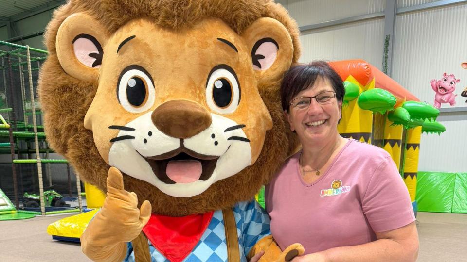 Willkommen im Amberlino 🦁🌴
Der neue Indoor-Spielplatz in Amberg für kleine und große Abenteurer! Spielen, klettern, toben und gemeinsam eine tolle Zeit verbringen – sicher und unabhängig vom Wetter. Mehr entdecken kann man auf unserer Homepage: https://amberlino.de/ Bild: Amberlino