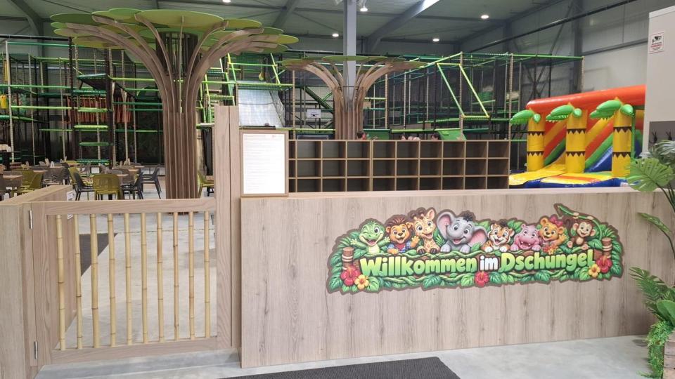 Jede Menge Abenteuer 🧗
Hier gibt’s richtig was zu entdecken! 🤩
Riesige Spielanlage, Rutschen, Trampoline, Ninja-Parcours, Klettervulkan, Hüpfburgen, Roller Run, Elektro-Karts und vieles mehr. Im Amberlino wartet hinter jeder Ecke ein neues Abenteuer! Bild: Amberlino