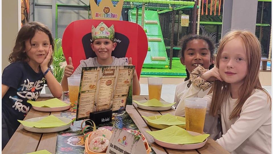 Kindergeburtstage 🎂
Geburtstag feiern im Amberlino! 🎉
Ein dekorierter und reservierter Geburtstagstisch, jede Menge Spielspaß und auf Wunsch leckeres Essen aus unserem Bistro. Ihr feiert – wir kümmern uns um den passenden Rahmen für einen unvergesslichen Geburtstag! Mehr Infos und Buchung unter: https://amberlino.de/geburtstage/ Bild: Amberlino