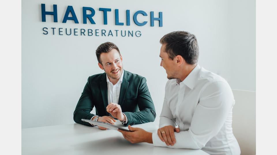 Persönlich beraten, digital zusammenarbeiten: Kilian Röder und Fabian Hartlich (von links) von der Hartlich Steuerberatungsgesellschaft mbH unterstützen Unternehmen bei der Lohnabrechnung und Nettolohnoptimierung. Bild: exb