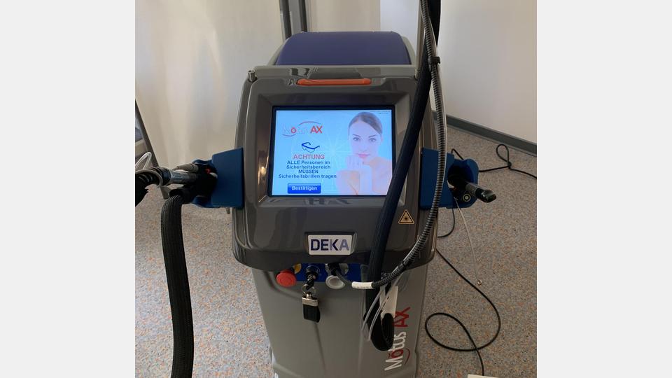 Außerdem bietet Ästhetic-Med die Behandlung für dauerhafte Haarentfernung mit einem neuen Hochleistungslaser an. Der Alexandrite-Laser - ein bewährtes System seit 30 Jahren - gewährleistet eine schnellere Anwendung, verfügt über ein besseres Kühlsystem und ist auch für dunkle Hauttypen bestens geeignet. Bild: Ästhetic-Med