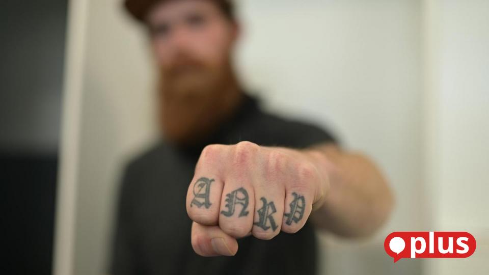ein spieler des ersc amberg und seine tattoos vier buchstaben die richtig wehtun onetz ein spieler des ersc amberg und seine tattoos vier buchstaben die richtig wehtun onetz