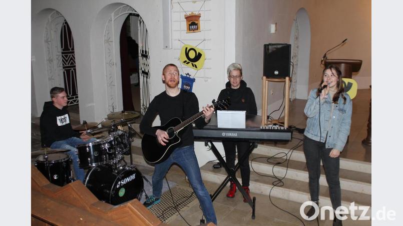 Jugendliche Und Pfarrer Rocken Martin Luther Kirche In Erbendorf