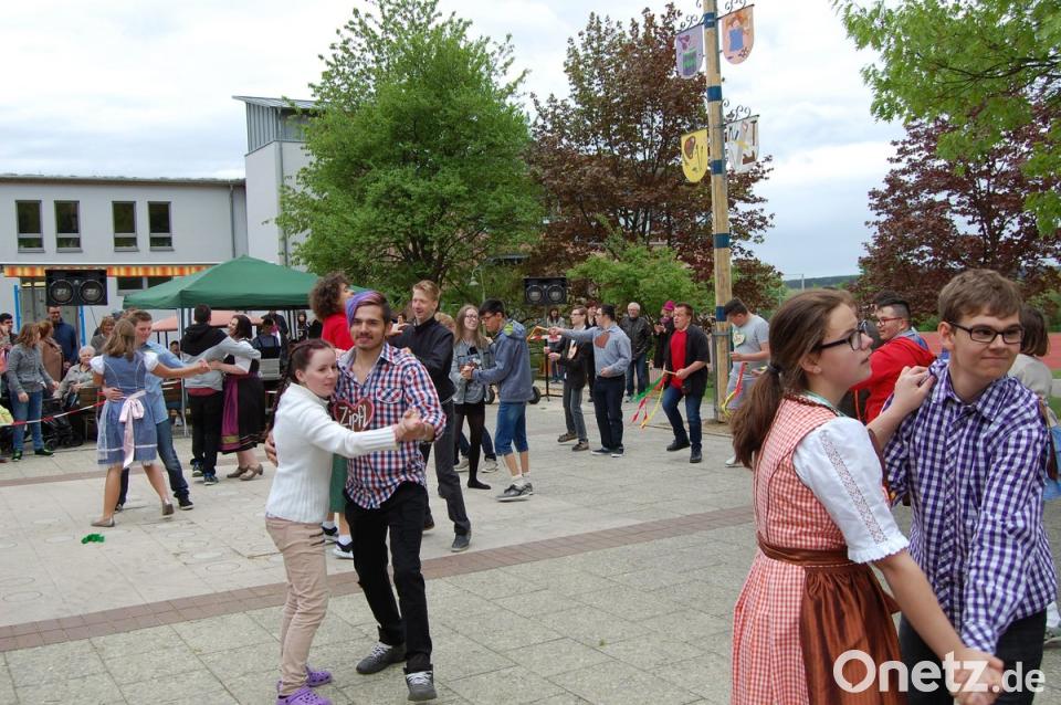 Gelungenes Maibaumfest im HPZ: Mit Musik und Tanz | Onetz