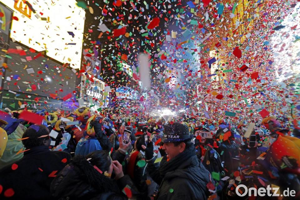 Gluckliche Menschen Feiern Ein Wichtiges Ereignis Frohe Gefuhle