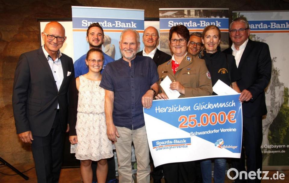 Schecks Fur Engagierte Vereine Onetz