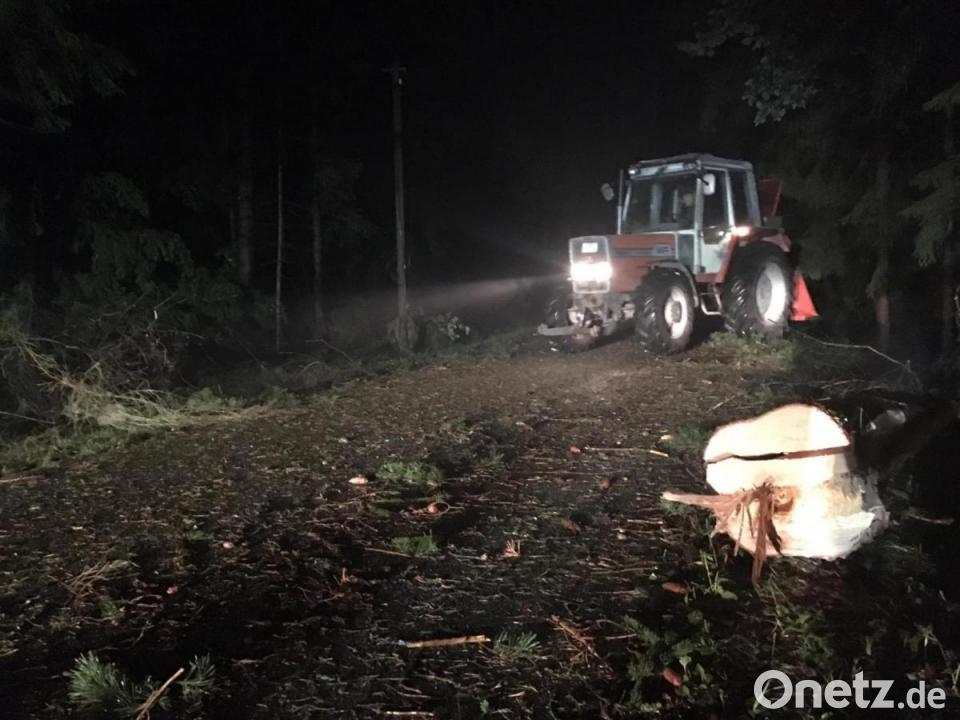 Unwetter im Kreis AmbergSulzbach Kirwazelt beschädigt