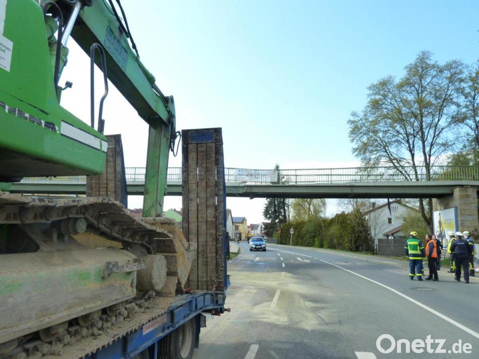 Bagger Bleibt An Brucke Hangen Onetz