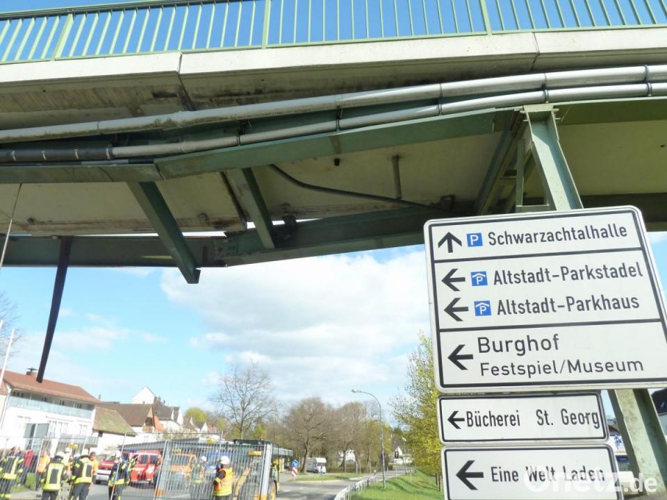 Bagger Bleibt An Brucke Hangen Onetz