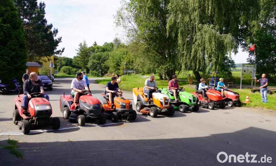 Elfjähriger organisiert Rasenmähertraktor-Rennen | Onetz