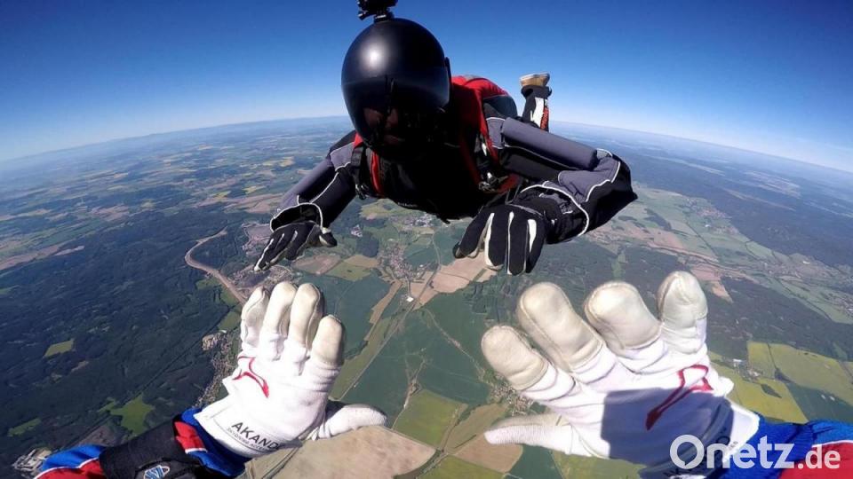 Leidenschaft Fallschirmspringen Freier Fall aus 4000 Metern Höhe