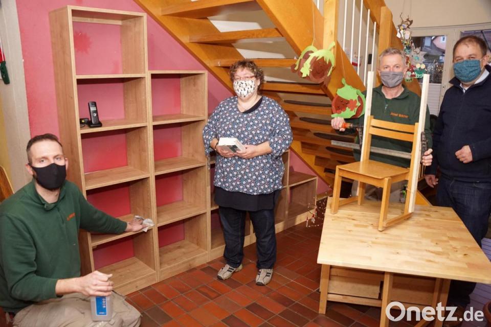 Bibliothek Fur Kinderdorf Kinder Unter Der Treppe Onetz