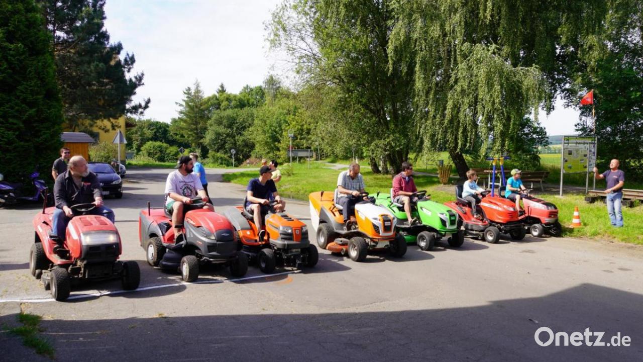 Elfjähriger organisiert Rasenmähertraktor-Rennen | Onetz